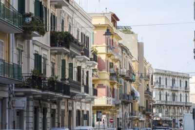 Il rione Madonnella, dove tra bassi e colorati palazzi sopravvive la Bari di inizio 900 